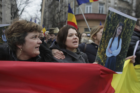 Protest pentru aflarea adevărului, organizat de familiile Alexandrei Măceşanu şi Luizei Melencu, în Bucureşti/ Organizatorii cer cât mai multor persoane să se alăture şi să ceară stoparea traficului de persoane şi nepăsării instituţiilor statului
