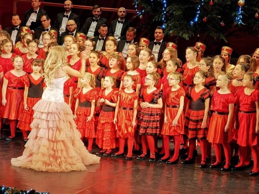 Protest al copiilor şi părinţilor la Opera Naţională din Iaşi, după concedierea dirijoarei corului Juniorii Operei