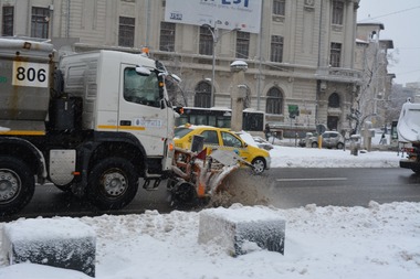 Primăria Capitalei: Sunt pregătite să intervină până la 741 de utilaje şi 415 operatori. Stocurile de material şi soluţii antiderapante se ridică la 21.260 de tone