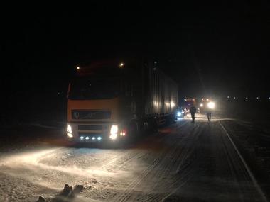 Avertizare de viscol şi ninsori – Drumuri blocate în mai multe zone din ţară, din cauza copacilor căzuţi pe carosabil sau a camioanelor care nu mai pot înainta/ În Harghita, două trenuri de persoane aşteaptă degajarea liniilor pentru a-şi putea continua drumul
