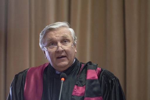 Medicul Mircea Beuran, reţinut pentru 24 de ore, sub acuzaţia de luare de mită