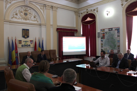 Şedinţă la Prefectura Bihor, pentru proiectul de electrificare şi reabilitare a căii ferate Cluj - Oradea - Episcopia Bihor, în valoare de 7,3 miliarde de lei/ Se urmăreşte electrificarea celor 166 de km de linie de cale ferată şi modernizarea staţiilor