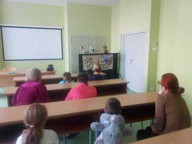 Spectacole de teatru de păpuşi susţinute de trupa "Licurici" a Bibliotecii Metropolitane pentru copiii din trei spitale din Bucureşti