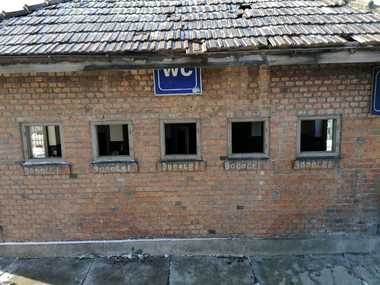 ANPC a verificat condiţiile din gări şi a găsit, printre altele, geamuri sparte, mucegai, gunoaie şi scaune lipsă - FOTO