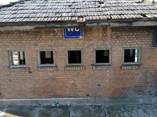 ANPC a verificat condiţiile din gări şi a găsit, printre altele, geamuri sparte, mucegai, gunoaie şi scaune lipsă - FOTO
