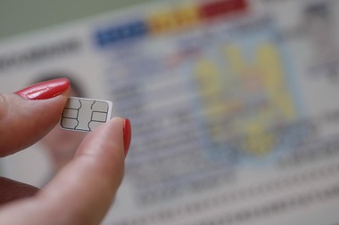 Curtea Constituţională a decis că ordonanţa de urgenţă care reglementează vânzarea cartelelor prepay doar cu buletinul şi prevede stocarea datelor este neconstituţională