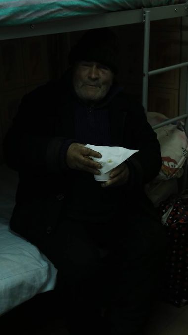 O ieşeancă susţine că persoanele fără adăpost care ajung la un centru din oraş stau în frig şi nu primesc hrană suficientă / Conducerea DAC afirmă că oamenii primesc trei mese pe zi, iar condiţiile sunt foarte bune