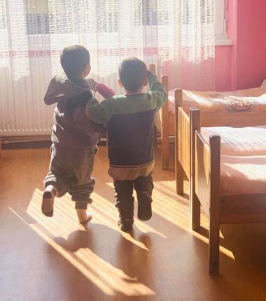 Violeta Alexandru prezintă cazul a doi fraţi mutaţi de rude în mai multe comune, după ce părinţii au plecat din ţară: Lipsa de colaborare între judeţe şi dorinţa reală care lipseşte instituţiilor publice de a se interesa de viaţa oamenilor lasă copiii fără ajutor