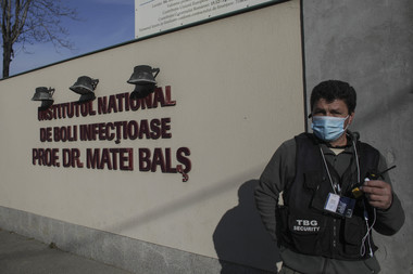 UPDATE - Pacientul cu coronavirus, internat la Institutul ”Matei Balş”, izolat, şi în continuare fără simptome/ Linia telefonică pentru informaţii despre coronavirus, operaţionalizată/ 99 de persoane în carantină, iar 5.667 sunt monitorizate la domiciliu

