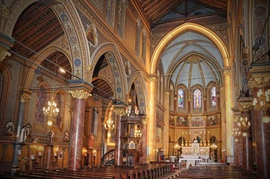Arhiepiscopia Romano-Catolică recomandă: Renunţarea la gestul însemnării cu apă binecuvântată. Vârstnicii să urmărească online ceremoniile / Patriarhia: Icoanele sunt igienizate; credincioşii pot veni cu linguriţe de acasă pentru Împărtăşanie