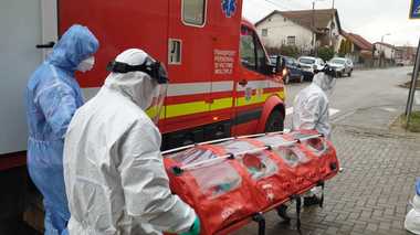 Femeia din Timişoara confirmată cu coronavirus, transportată la spital în condiţii speciale