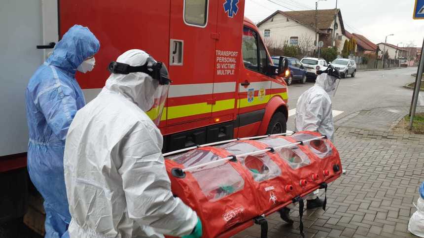 Femeia din Timişoara confirmată cu coronavirus, transportată la spital în condiţii speciale