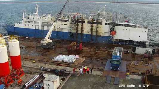 Constanţa: A început descărcarea navei cu oi care s-a scufundat în Portul Midia - FOTO