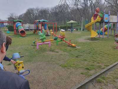 ANPC a găsit nereguli la locuri de joacă amenajate în două parcuri din Bucureşti/ Spaţiile erau deteriorate, murdare sau fuseseră făcute improvizaţii care putea în pericol siguranţa copiilor