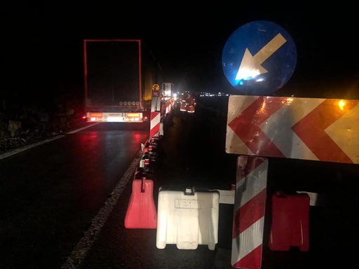 Circulaţie îngreunată pe Valea Oltului, la Câineni, din cauza prăbuşirii unui zid de sprijin care a dus la o tasare a părţii carosabile