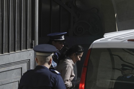 UPDATE - Sorina Pintea, plasată sub control judiciar. Ea a părăsit arestul, fiind preluată de o ambulanţă - FOTO
