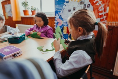 Scrisori de 8 Martie, de la copiii rămaşi acasă, pentru mamele plecate să muncească în străinătate - FOTO