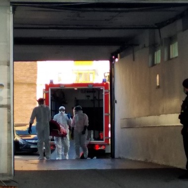 Galaţi: Bărbatul confirmat cu coronavirus a ieşit din casă pe durata izolării la domiciliu şi a intrat în contact cu cel puţin două persoane/ Autorităţile au identificat doar 7 din cei 17 pasageri