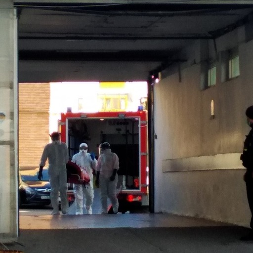 Galaţi: Bărbatul confirmat cu coronavirus a ieşit din casă pe durata izolării la domiciliu şi a intrat în contact cu cel puţin două persoane/ Autorităţile au identificat doar 7 din cei 17 pasageri