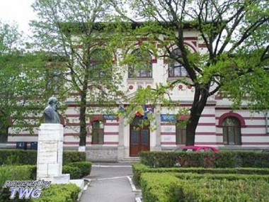 Conducerea Colegiului "Hasdeu" din Buzău, închis întrucât un elev este contact direct al femeii confirmate cu coronavirus, anunţă că profesorii vor lucra cu elevii pe o platformă educaţională