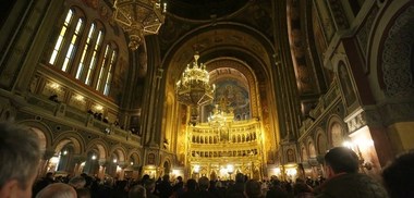 Timişoara: Credincioşii sunt îndemnaţi să asculte slujbele din curtea bisericilor, la difuzoare