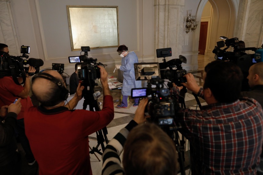 Echipele de la DSP Bucureşti au ajuns la Parlament pentru testarea celor care au intrat în contact cu Vergil Chiţac