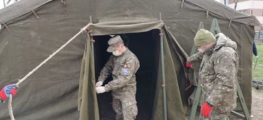 Opt corturi de triaj epidemiologic, instalate în facilităţi medicale civile şi militare din mai multe garnizoane din ţară - FOTO