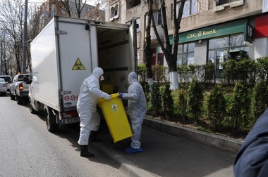 Primăria Sectorului 4 are două autospeciale pentru ridicarea deşeurilor de la persoanele aflate în carantină sau în izolare la domiciliu din cauza coronavirusului 