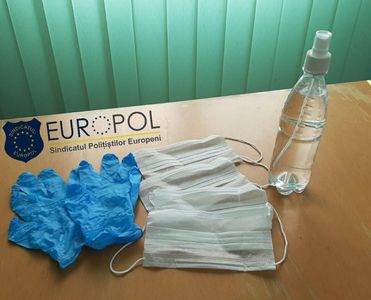 Sindicatul Europol reclamă lipsa echipamentelor de protecţie pentru poliţiştii din Olt: Au repartizat 1 pereche de mănuşi pentru fiecare post de poliţie, 1 mască textilă pentru fiecare poliţist şi jumătate de litru de dezinfectant
