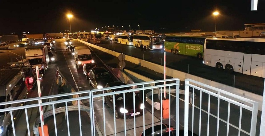 Convoiul de români care a tranzitat Ungaria a ajuns în ţară. La Nădlac au fost deschise 10 artere de control. 2.500 de persoane au fost supuse procedurilor de control - FOTO
