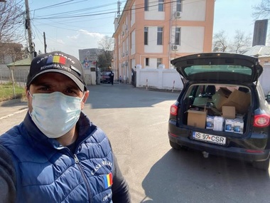 Fondatorul unei asociaţii din Iaşi susţine că a cumpărat din Coreea de Sud un aparat de analiză a testelor Covid-19, dar nu îl poate aduce de la Bucureşti din cauza birocraţiei