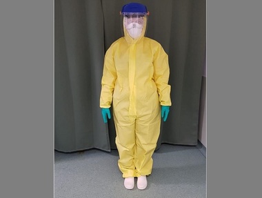Sindicaliştii din Sănătate cer modificarea regulilor privind echipamentul de protecţie: Numărul tot mai mare de salariaţi infectaţi dovedeşte erorile existente în procedură/ Se pune în pericol capacitatea sistemului de a asigura serviciile medicale