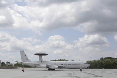 MApN: Transport aerian cu 45 de tone de echipamente medicale din Coreea de Sud, cu o aeronavă NATO/ Vor fi aduse de la Seul 100.000 de combinezoane de protecţie