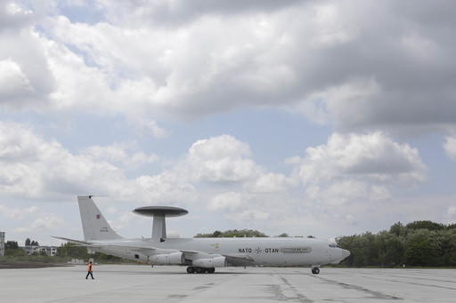 MApN: Transport aerian cu 45 de tone de echipamente medicale din Coreea de Sud, cu o aeronavă NATO/ Vor fi aduse de la Seul 100.000 de combinezoane de protecţie