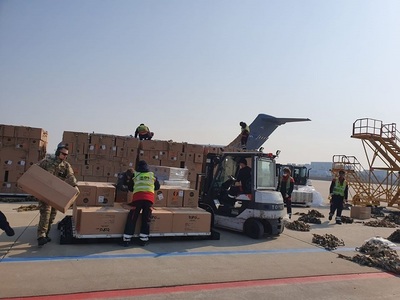 MApN: Un transport aerian cu 45 de tone de echipamente medicale din Coreea de Sud a sosit pe aeroportul ”Henri Coandă” - VIDEO