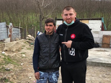 Cătălin Moroşanu l-a vizitat pe tânărul din Iaşi care, nevând alt mijloc de transport, a mers cu calul să-şi viziteze soţia la maternitate: Ne-a oferit o lecţie de iubire pe care niciun virus nu o poate învinge. Asta îmi dă încredere că totul va fi bine - FOTO