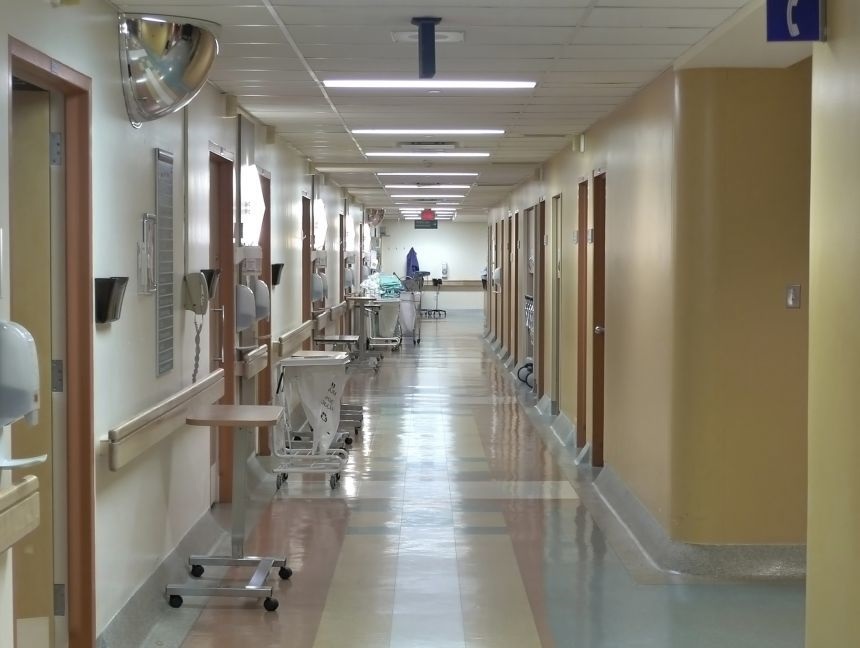 Spitalul Judeţean Deva intră în carantină timp de 14 zile. Personalul medical şi pacienţii deja internaţi nu vor părăsi unitatea medicală
