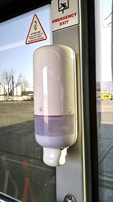 Asociaţia Municipiilor spune că nu are resurse pentru montarea dispozitivelor cu soluţie dezinfectantă la intrările în blocuri şi cere ca acestea să fie puse de asociaţiile de proprietari, cu sprijinul autorităţilor locale