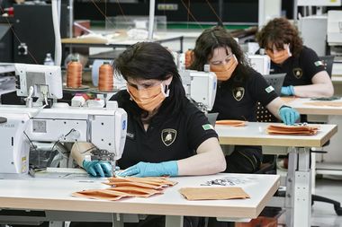 Automobili Lamborghini transformă departamentele fabricii de automobile şi începe producţia de măşti chirurgicale şi viziere medicale în contextul pandemiei 