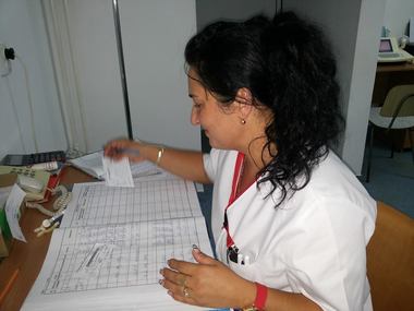 O asistentă, căreia vecinii i-au aruncat clor pe uşă pentru că lucrează la Spitalul de Boli Infecţioase, aşteptată la scara blocului cu flori de câţiva militari/ Militar: Nu am crezut că voi trăi vremurile în care dumneavoastră mă veţi apăra - VIDEO