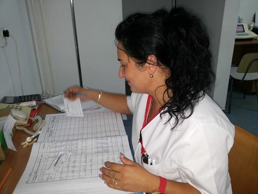 O asistentă, căreia vecinii i-au aruncat clor pe uşă pentru că lucrează la Spitalul de Boli Infecţioase, aşteptată la scara blocului cu flori de câţiva militari/ Militar: Nu am crezut că voi trăi vremurile în care dumneavoastră mă veţi apăra - VIDEO
