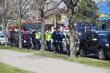 Zeci de pompieri, poliţişti şi militari au mers cu autospecialele cu sirenele în funcţiune la SJU Buzău, pentru a-şi arăta susţinerea faţă de cadrele medicale - FOTO