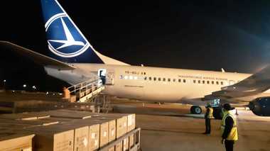 O cursă Tarom a adus din China 200.000 de măşti FFP2 are vor fi distribuite spitalelor, mai ales în judeţele cu număr mare de cazuri confirmate - VIDEO