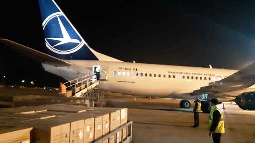 O cursă Tarom a adus din China 200.000 de măşti FFP2 are vor fi distribuite spitalelor, mai ales în judeţele cu număr mare de cazuri confirmate - VIDEO