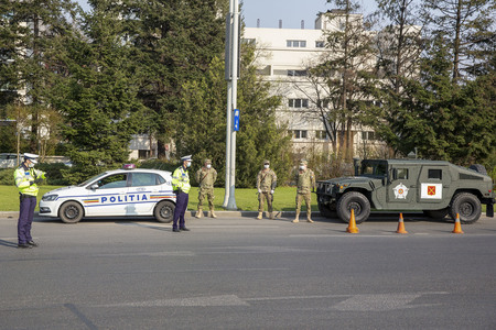 Poliţiştii au stabilit rute ocolitoare, având în vedere carantinarea oraşului Ţăndărei/ Transportul de marfă în oraş este permis/ CFR nu emite bilete pentru Ţăndărei 