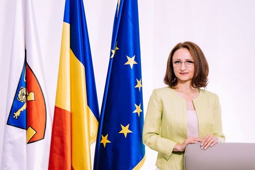 Preşedintele CJ Sibiu, apel la raţiune şi normalitate, după ce o asistentă medicală care lucrează cu pacienţi cu coronavirus a fost hărţuită de vecini/ Şeful ISU Sibiu le-a dat flori mai multor asistente din spital - VIDEO