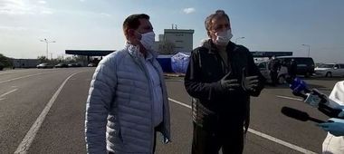 UPDATE - Vela: Dacă există probleme pe zona de autoturisme, pe Nădlac I, o să găsim soluţii să bifurcăm traficul şi acolo / La Nădlac II, controlul pentru camioane se face pe 14 artere, iar la Nădlac I, pentru autoturisme, pe şapte artere - FOTO