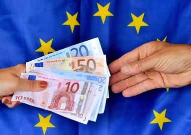 Guvernul a adoptat OUG pentru decontarea unor cheltuieli în domeniul sanitar din fonduri europene/ Cadrele medicale implicate direct în tratarea pacienţilor cu coronavirus vor primi un stimulent lunar de 2.500 de lei