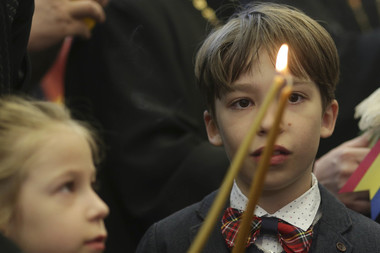 Buzău - Un cunoscut preot îi cere preşedintelui Iohannis să permită credincioşilor să se adune în curtea bisericilor de Înviere: Aţi fost ales preşedinte într-o ţară majoritar ortodoxă. Respectaţi-i credinţa, aşa cum au făcut Carol I sau Ferdinand I