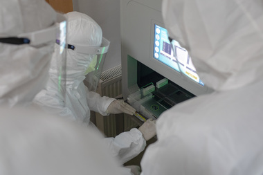 Testul a doi bărbaţi din Buzău, declaraţi vindecaţi de coronavirus în luna martie, a ieşit din nou pozitiv/ Cei doi sunt asimptomatici, dar au fost internaţi în spital


